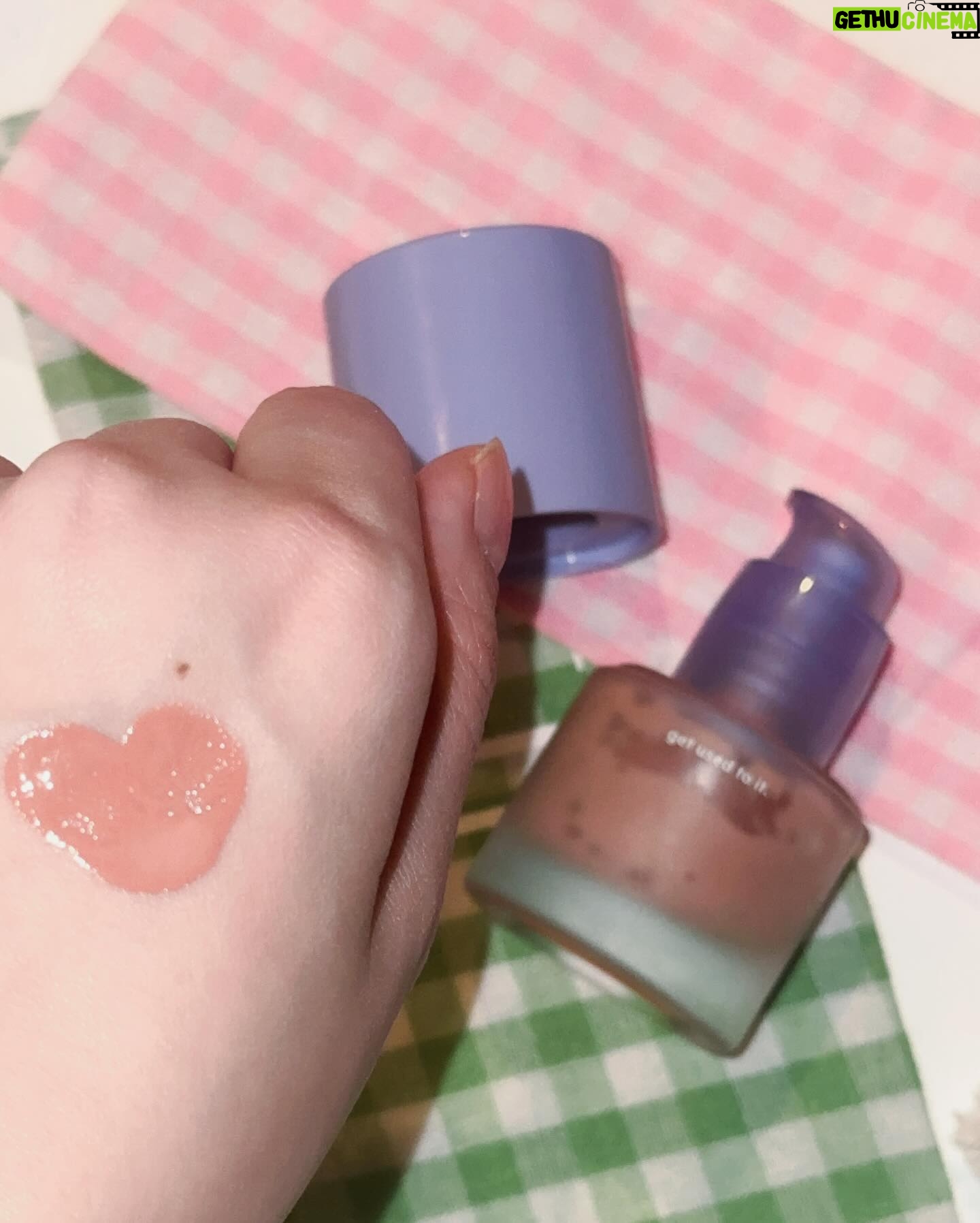 Tsubasa Honda Instagram - ♡ 最近よく使うもののほんの一部を記録として📝 @dasique_official fruity lip jamの12番 じゅわっぷるっで色もほどよくつくのにめちゃくちゃ保湿してくれる便利すぎるリップです💪 @banilaco_official のリップペンシルBE02番 オーバーリップにした時に色が浮かずに馴染んで使いやすい、やわらかめのリップペンシル✒︎ @nuse.official のリキッドチーク04番 じゅんわり色づいて主張しすぎないけど血色感はちゃんとでる、もとからこんなピンクのほっぺですよみたいなチークで☺️ @espoir_makeup のマッドなリップスティック daisy するするっと塗れてほわっと色づくマットリップで細いからはみ出しにくくて使いやすいんです!春っぽい色味がまた素敵で🌸 @diorbeauty leprotecteur uv sheer glow これはもう素敵なお店でご飯が2人前いけるぐらいの金額なのですが本当に肌がなめらかになって保湿されてキメが整うんです😭 カバー力やトーンアップはほぼないのですが次に塗るファンデの仕上がりが綺麗なのとやはり保湿力(2回目)がすごく良いです、オイルっぽさのないタイプなので肌がくすみにくいのもすごく好きです…! #備忘録