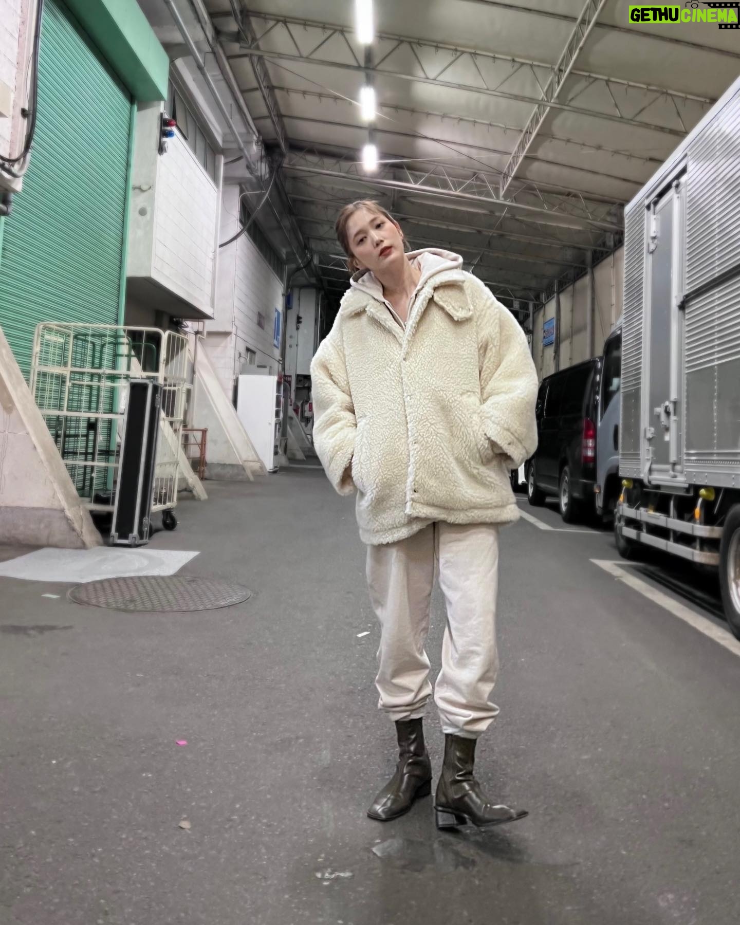 Tsubasa Honda Instagram - 🥶 もうこのアウター着てる写真しかないです😮💨 着替えが多い日は @auralee_tokyo のメンズスウェットと 履き潰した@todayful_ のブーツで生きていきます。 LINEMOの撮影だったよ📱🟩 #ほんだのふく