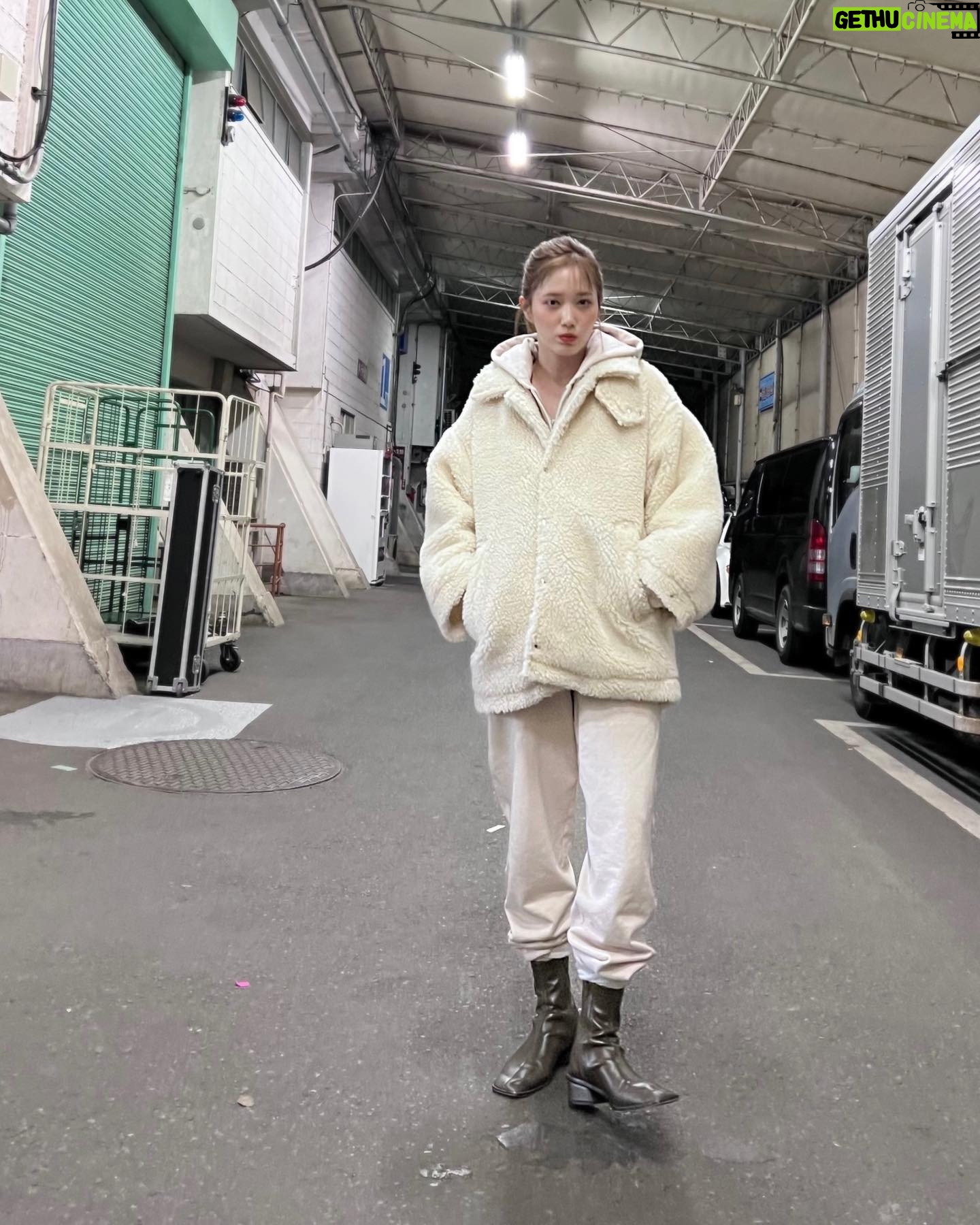 Tsubasa Honda Instagram - 🥶 もうこのアウター着てる写真しかないです😮💨 着替えが多い日は @auralee_tokyo のメンズスウェットと 履き潰した@todayful_ のブーツで生きていきます。 LINEMOの撮影だったよ📱🟩 #ほんだのふく