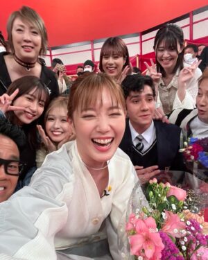 Tsubasa Honda Instagram - 💋
中居さん宮川さんラブ子のみなさん、スタッフのみなさん、
そして番組を見てくれていたみなさん。
本当にありがとうございました。
ラブ子達のリアルな恋愛をみてｷｭﾝｷｭﾝしたり
そんな恋愛あるの！？と驚かされたり☺️
あーだこーだ言ってたくさん笑って
本当に楽しい時間を過ごすことができました🙇‍♀️
最後に自撮りで集合写真撮ったのですが
結構たくさん撮ったのに唯一全員のokが出たのが
みんながめちゃくちゃ自由なこの写真で😂　
そんなところも夜なラブらしい気がしました🍒
それではまたどこかで。