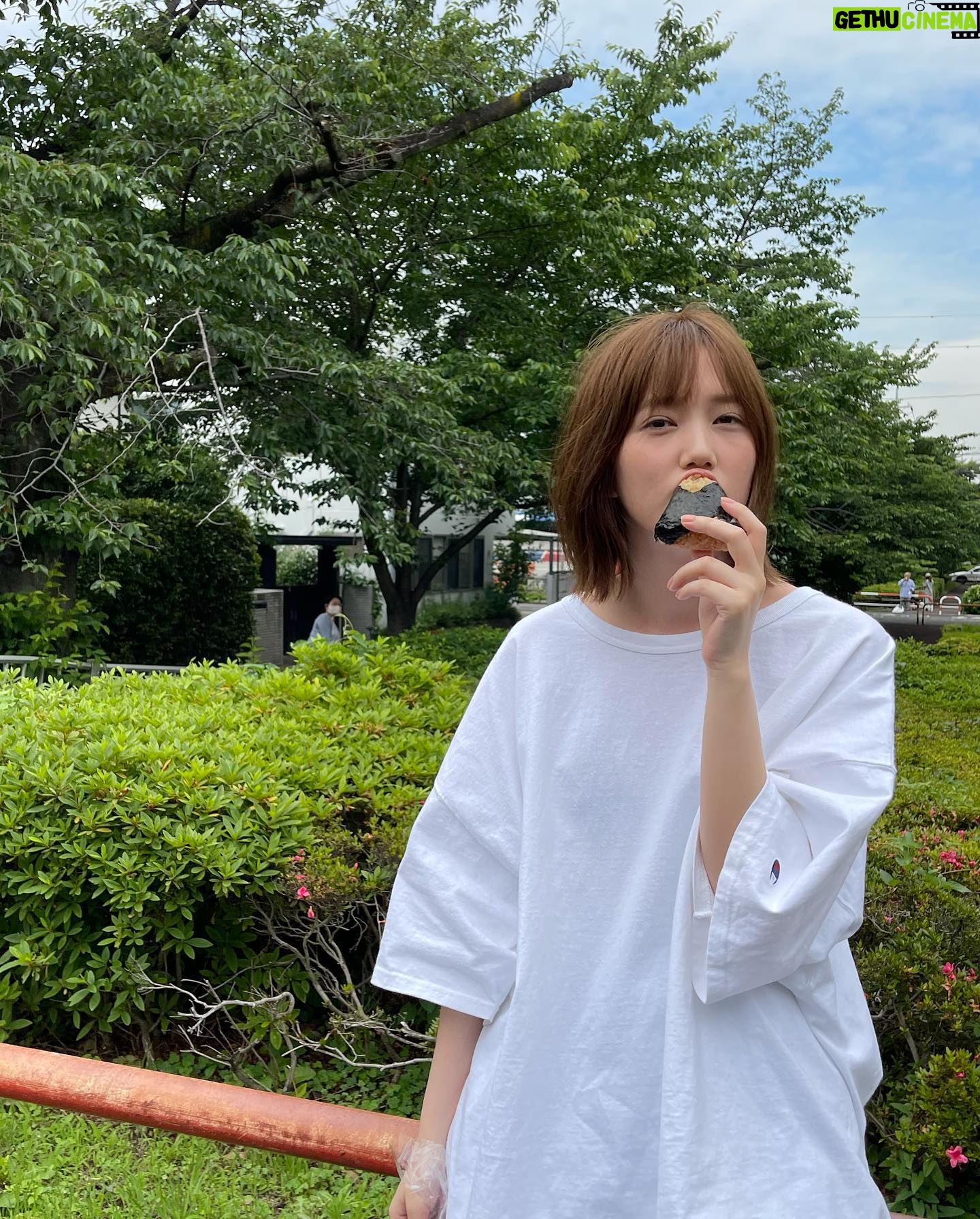 Tsubasa Honda Instagram - 🍙 @smart_tkj からオフィシャルブックが発売する運びとなりました。 中身のテーマは恋人未満友達以上…?の 男の子目線で見た女の子です。 私が作ったゲーム『にょろっこ』の秘話がちょこっと載っていたりも。 付録も素敵なもの2パターン作って頂いたので 楽しんで使って頂けたら😎 #ほんだのばいく #にょろっこ