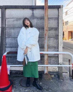 Tsubasa Honda Instagram - ☁️
@can__ladies で購入した 
@wildthings_jp コラボのアウター🤜🤛すんごくあたたかい🤤
スカートは @zozotown で購入した @dairiku のスカートです。
春の新作でした🎈
そしてそしてめちゃくちゃ周りから好評の
@fendi のヴィンテージのバッグ。
意外と入ります。大事なことです😌
#ほんだのふく