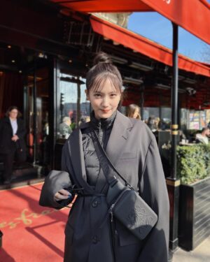 Tsubasa Honda Instagram - 🌞
寒すぎてインナーダウン大活躍です🪶
私が着てるのはTAIONというブランドのもので
軽くて本当にあたたかいのです☺️
写真4枚目はパリに行く度必ず寄る
セレクトショップ @thebrokenarm です💁‍♀️
爆買いしたって話はこちらで収めておきます。
#paris #ほんだのふく　
#スーツケースが悲鳴をあげてる