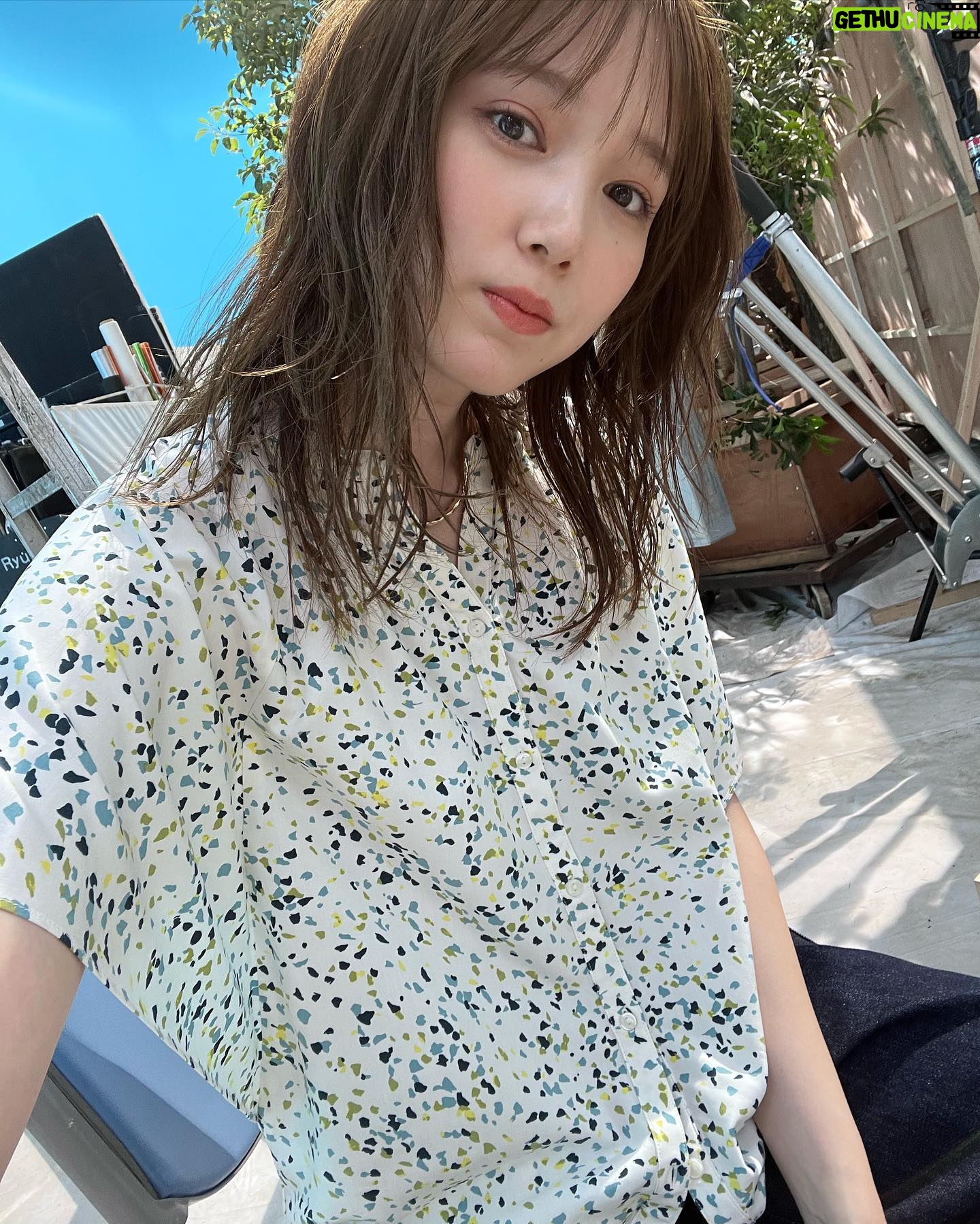 Tsubasa Honda Instagram - 🌻⛱️ @globalwork_official のさらさらリラックストップスの撮影時📷 このトップス本当に良いなって思うのは 身体のラインを拾いにくいのにストンとしたシルエットと袖の絶妙な長さが いろんな悩みをケアしてくれて、かつ Tシャツだとカジュアルすぎで シャツだとかっちりしすぎるみたいな時に なんともフィットしてくれるお洋服だと思いながら撮影しておりました😌 #globalwork