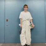 Tsubasa Honda Instagram - ☁️ しろ💭💭💭 @unoldjoke の白パンツ(メンズ)に @loewe のTシャツとバッグ @todayful_ の歩きやすいブーツ @4747love_tbs さんの撮影でした📺 #花粉つらい #ほんだのふく