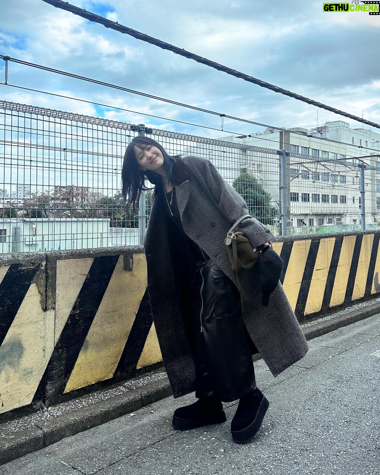 Tsubasa Honda Instagram - 🌬️🌬️ ピラティス行ってきた日🏋️♂️ 最近届いだ @todayful_ のチェスターコートと @uggjapan のブーツ。 今年はジャケット着れる時期喪失してて悲しい🫠 #芯から温まるスープをつくりたい #ootd #ほんだのふく
