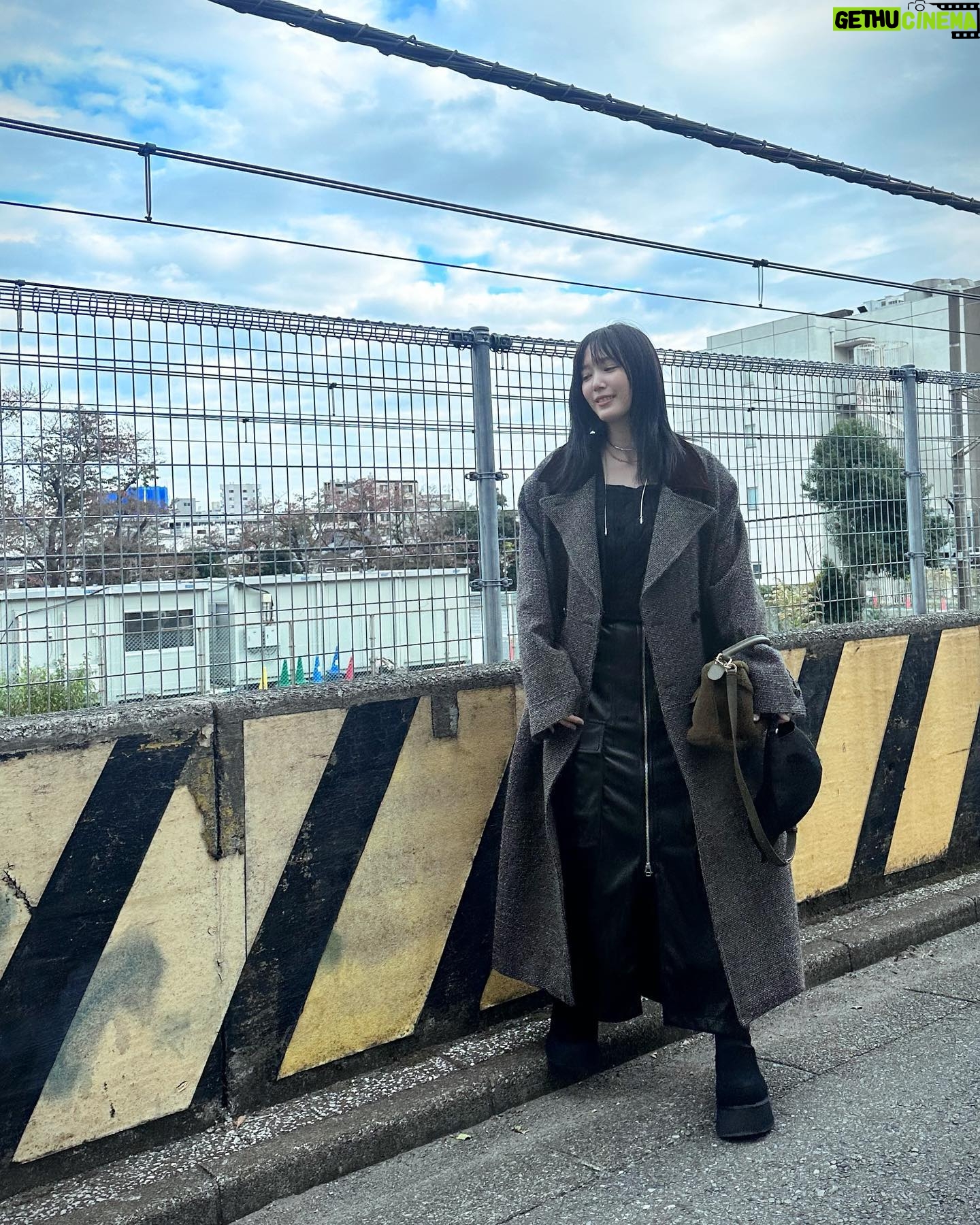 Tsubasa Honda Instagram - 🌬️🌬️ ピラティス行ってきた日🏋️♂️ 最近届いだ @todayful_ のチェスターコートと @uggjapan のブーツ。 今年はジャケット着れる時期喪失してて悲しい🫠 #芯から温まるスープをつくりたい #ootd #ほんだのふく