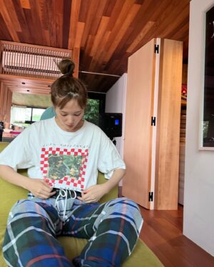 Tsubasa Honda Instagram - 🎸
お久しぶりです🐾
@aniki_tokyo でTシャツを大量購入しました🫡
@unused_inc のパジャマみたいなパンツと合わせて🩳
#ほんだのふく