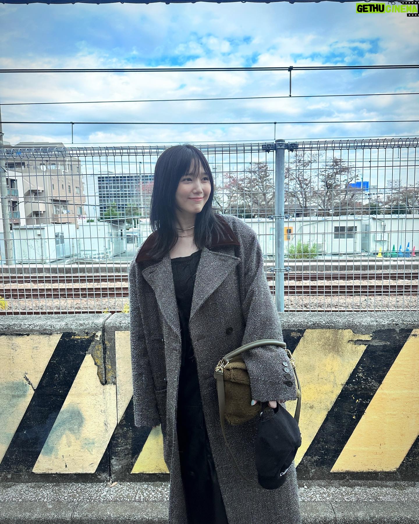 Tsubasa Honda Instagram - 🌬️🌬️ ピラティス行ってきた日🏋️♂️ 最近届いだ @todayful_ のチェスターコートと @uggjapan のブーツ。 今年はジャケット着れる時期喪失してて悲しい🫠 #芯から温まるスープをつくりたい #ootd #ほんだのふく
