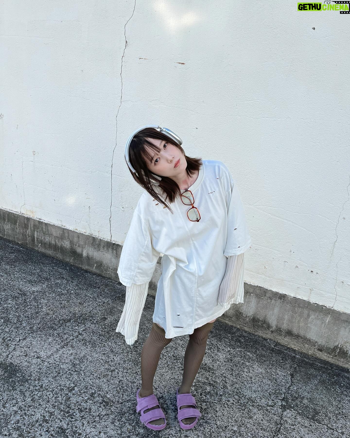 Tsubasa Honda Instagram - 🎧 👓 @gentlemonster 👕 @prankproject_official 🩴 @teklafabrics @birkenstock 最近は毎日6秒間の軌跡の撮影です〜🎆 家帰ってネフリでダンジョン飯見るのが習慣👨🏻🍳 #でもそろそろ見終わっちゃう #ダンジョン飯 #ootd #ほんだのふく