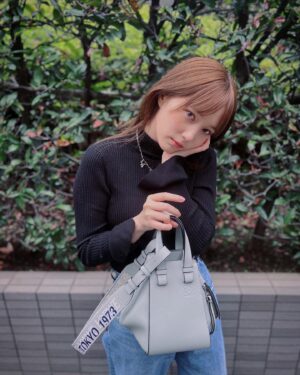 Tsubasa Honda Instagram - 🫂
loeweが日本に来てから約半世紀🤭ということで
ロエベ日本展開50周年限定コレクション
「TOKYO1973」の登場です🗼
ハンモックバッグの上品さを兼ね備えつつ
カジュアルさもある素敵限定バッグです😮‍💨
シンプルな格好にも合うなぁ

#ロエベ　#loewe  #loewe50
