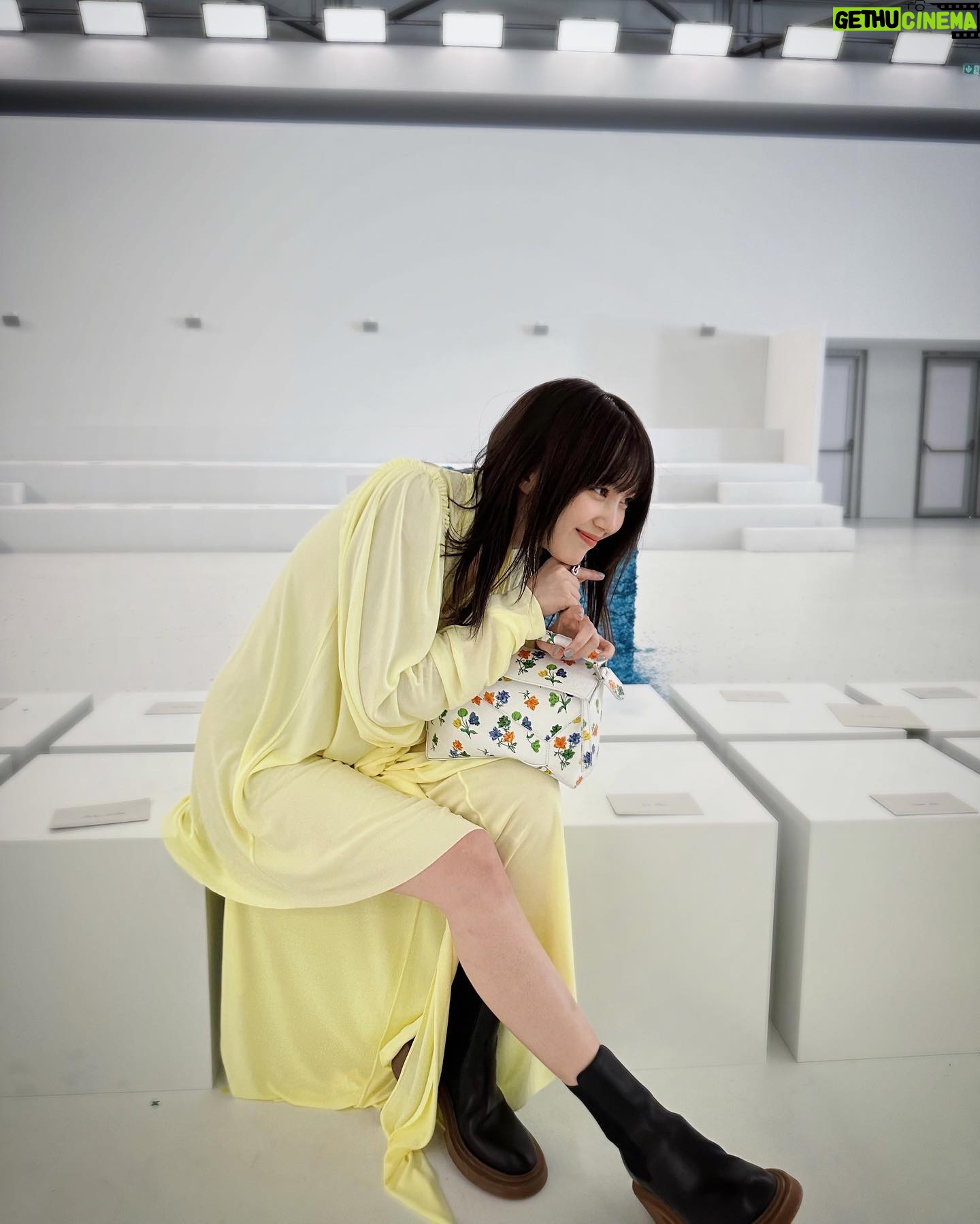 Tsubasa Honda Instagram - đŒ #loewefw23 ăźèĄŁèŁ
ă§ăă é»èČă«è±æăźăășă«ăăă°đ§© ăăăæ„ă§ăă @loewe
