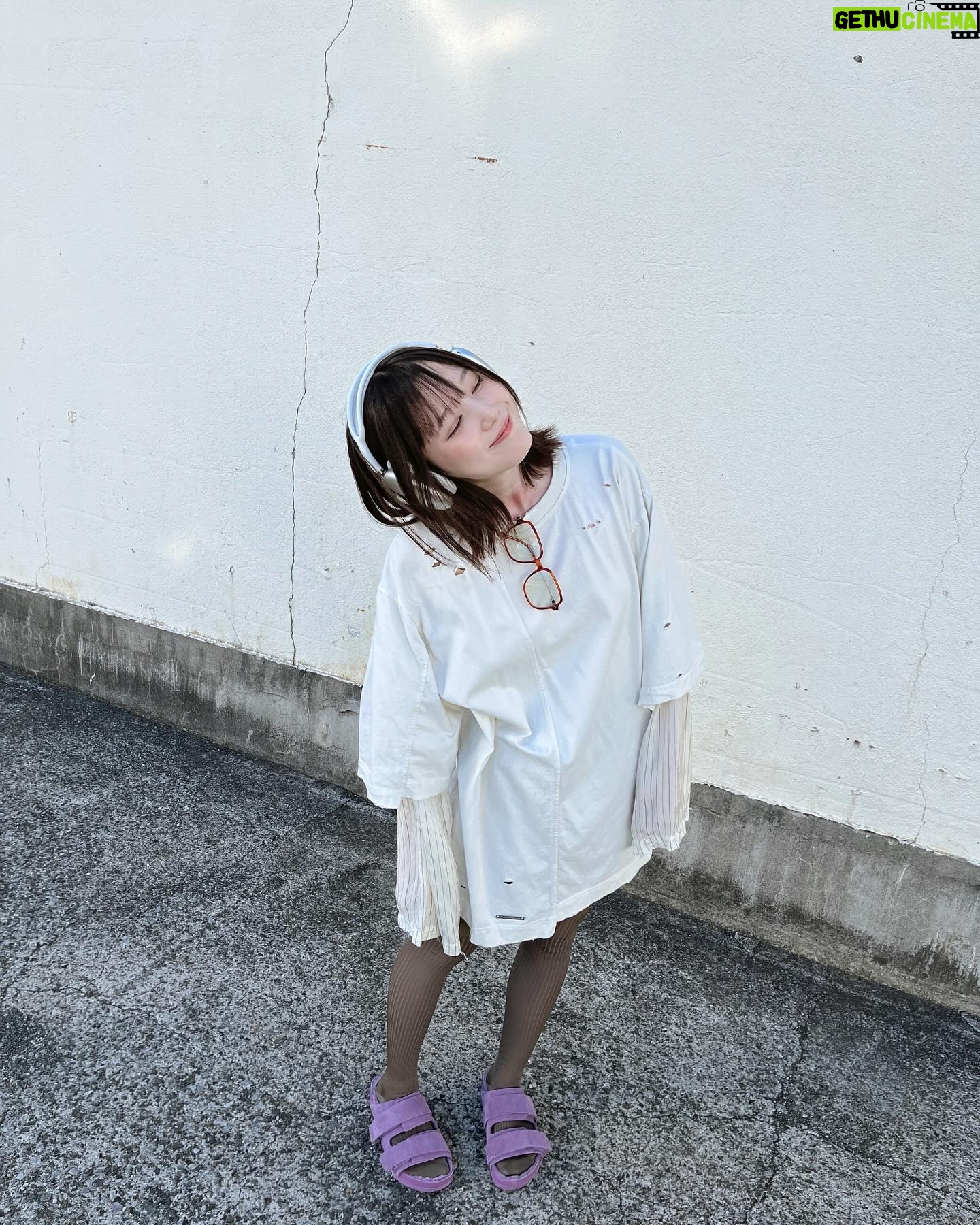 Tsubasa Honda Instagram - 🎧 👓 @gentlemonster 👕 @prankproject_official 🩴 @teklafabrics @birkenstock 最近は毎日6秒間の軌跡の撮影です〜🎆 家帰ってネフリでダンジョン飯見るのが習慣👨🏻🍳 #でもそろそろ見終わっちゃう #ダンジョン飯 #ootd #ほんだのふく