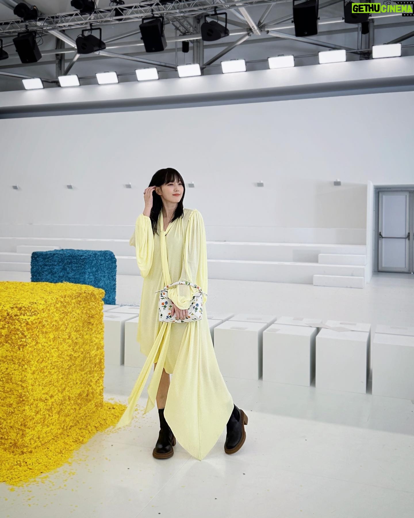 Tsubasa Honda Instagram - đŒ #loewefw23 ăźèĄŁèŁ
ă§ăă é»èČă«è±æăźăășă«ăăă°đ§© ăăăæ„ă§ăă @loewe