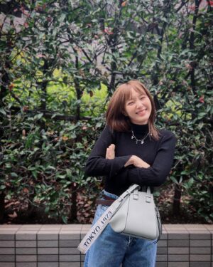 Tsubasa Honda Instagram - 🫂
loeweが日本に来てから約半世紀🤭ということで
ロエベ日本展開50周年限定コレクション
「TOKYO1973」の登場です🗼
ハンモックバッグの上品さを兼ね備えつつ
カジュアルさもある素敵限定バッグです😮‍💨
シンプルな格好にも合うなぁ

#ロエベ　#loewe  #loewe50