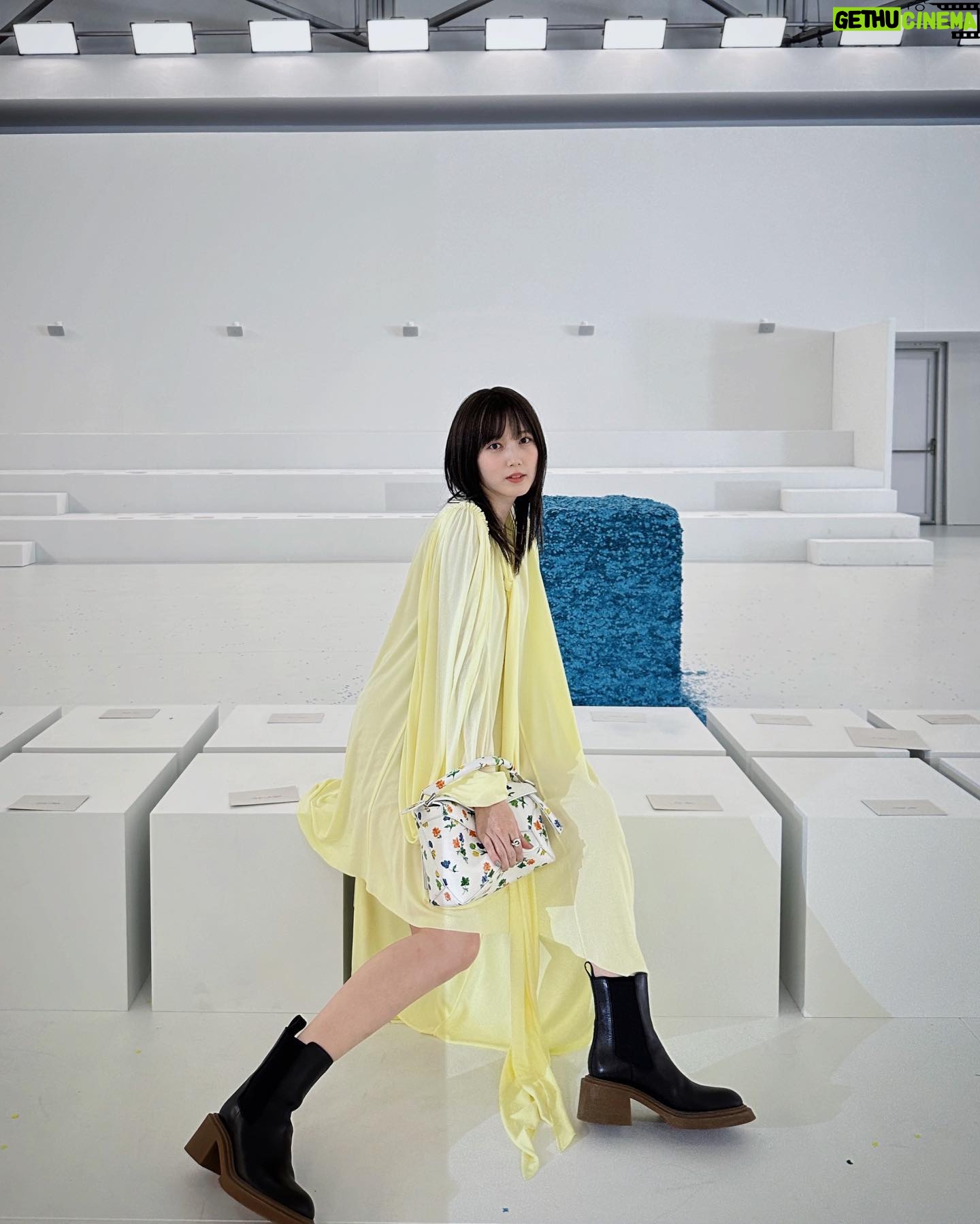 Tsubasa Honda Instagram - đŒ #loewefw23 ăźèĄŁèŁ
ă§ăă é»èČă«è±æăźăășă«ăăă°đ§© ăăăæ„ă§ăă @loewe
