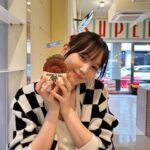 Tsubasa Honda Instagram - 🐿️ 弾丸韓国へ✈️ チュロスでクリームをサンドした あんまくておいしいスイーツを頂きました🤤🍓 @dannys_supermarket #あんんんんまい #この後冷麺たべいきました #ほんだのふく #韓国カフェ