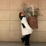 Tsubasa Honda Instagram - 🧺 @zarahome で買ったバスケットが 思いのほか大きすぎてやっちまったな…と 思っていたのですが、ここに花を入れよう😳💐 と思い立ち @irotoiro_ へ🏃‍♂️ このバスケットに花詰め込んで下さい。家はベージュ系です。 という突然かつ無茶な要求に応えて下さり すんごく素敵に仕上げてくれました。 ありがとうございます！ インテリアのご参考までに☺️ ちなみにドライフラワーです！ #インテリア #海外サイズには気をつけよう