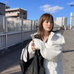 Tsubasa Honda Instagram - 🐳 久しぶりのモノトーン🐼 @verybrain のセットアップ形がほんと綺麗で お腹引っ込めよう。 トートバッグは @deim_official の ショップバッグです👜 #空の青さよ #ほんだのふく