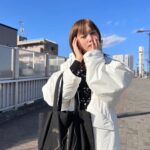 Tsubasa Honda Instagram - 🐳 久しぶりのモノトーン🐼 @verybrain のセットアップ形がほんと綺麗で お腹引っ込めよう。 トートバッグは @deim_official の ショップバッグです👜 #空の青さよ #ほんだのふく