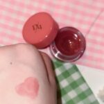 Tsubasa Honda Instagram - ♡ 最近よく使うもののほんの一部を記録として📝 @dasique_official fruity lip jamの12番 じゅわっぷるっで色もほどよくつくのにめちゃくちゃ保湿してくれる便利すぎるリップです💪 @banilaco_official のリップペンシルBE02番 オーバーリップにした時に色が浮かずに馴染んで使いやすい、やわらかめのリップペンシル✒︎ @nuse.official のリキッドチーク04番 じゅんわり色づいて主張しすぎないけど血色感はちゃんとでる、もとからこんなピンクのほっぺですよみたいなチークで☺️ @espoir_makeup のマッドなリップスティック　daisy するするっと塗れてほわっと色づくマットリップで細いからはみ出しにくくて使いやすいんです！春っぽい色味がまた素敵で🌸　 @diorbeauty leprotecteur uv sheer glow これはもう素敵なお店でご飯が2人前いけるぐらいの金額なのですが本当に肌がなめらかになって保湿されてキメが整うんです😭　カバー力やトーンアップはほぼないのですが次に塗るファンデの仕上がりが綺麗なのとやはり保湿力(2回目)がすごく良いです、オイルっぽさのないタイプなので肌がくすみにくいのもすごく好きです…！ #備忘録