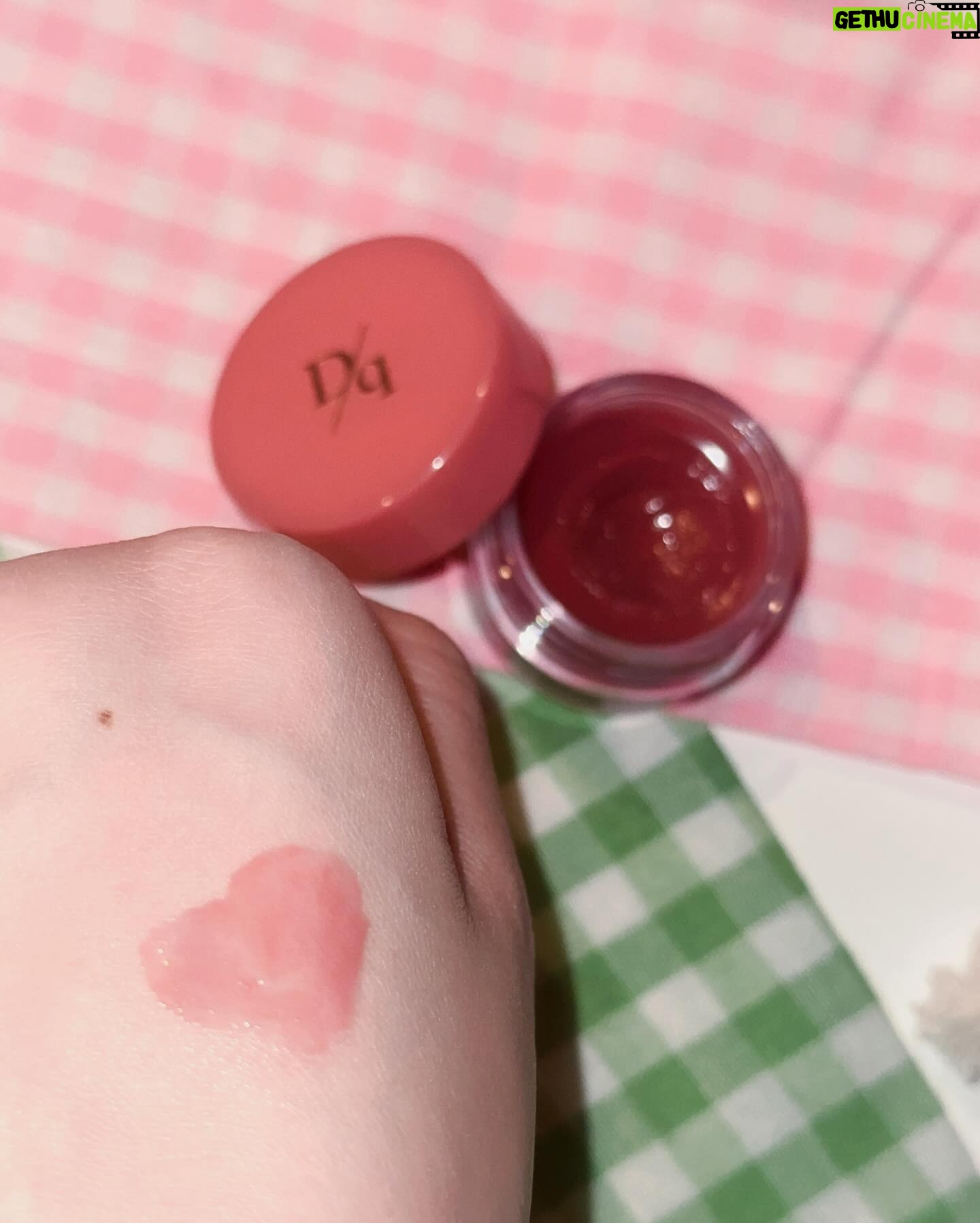 Tsubasa Honda Instagram - ♡ 最近よく使うもののほんの一部を記録として📝 @dasique_official fruity lip jamの12番 じゅわっぷるっで色もほどよくつくのにめちゃくちゃ保湿してくれる便利すぎるリップです💪 @banilaco_official のリップペンシルBE02番 オーバーリップにした時に色が浮かずに馴染んで使いやすい、やわらかめのリップペンシル✒︎ @nuse.official のリキッドチーク04番 じゅんわり色づいて主張しすぎないけど血色感はちゃんとでる、もとからこんなピンクのほっぺですよみたいなチークで☺️ @espoir_makeup のマッドなリップスティック daisy するするっと塗れてほわっと色づくマットリップで細いからはみ出しにくくて使いやすいんです!春っぽい色味がまた素敵で🌸 @diorbeauty leprotecteur uv sheer glow これはもう素敵なお店でご飯が2人前いけるぐらいの金額なのですが本当に肌がなめらかになって保湿されてキメが整うんです😭 カバー力やトーンアップはほぼないのですが次に塗るファンデの仕上がりが綺麗なのとやはり保湿力(2回目)がすごく良いです、オイルっぽさのないタイプなので肌がくすみにくいのもすごく好きです…! #備忘録