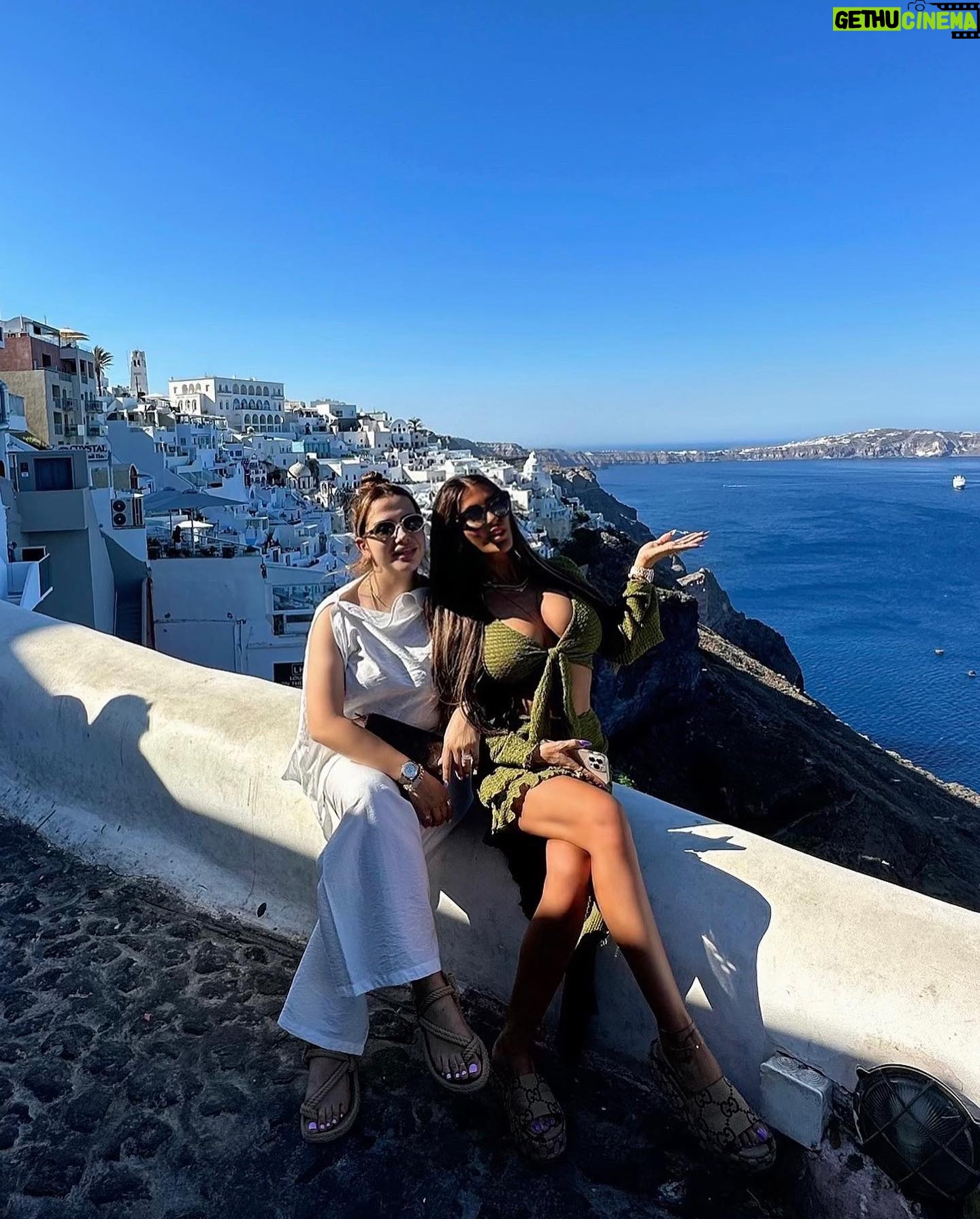 Tuğçe Özbudak Instagram - Ahiretliğimle yunanistan’ı fethettik şimdi Fransa düşünsün😂 En iyi arkadaşla en güzel tatil🙌🏽💙🏛️🇬🇷 @yaseminsoyseckinatila