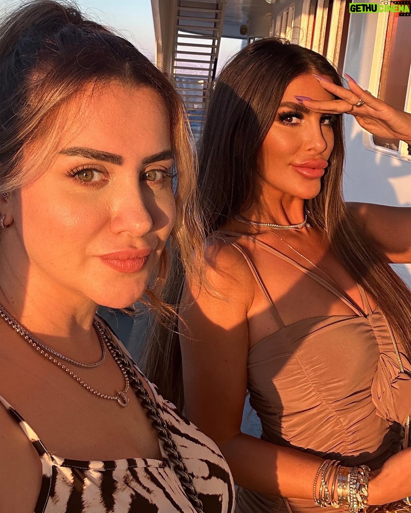 Tuğçe Özbudak Instagram - Ahiretliğimle yunanistan’ı fethettik şimdi Fransa düşünsün😂 En iyi arkadaşla en güzel tatil🙌🏽💙🏛️🇬🇷 @yaseminsoyseckinatila