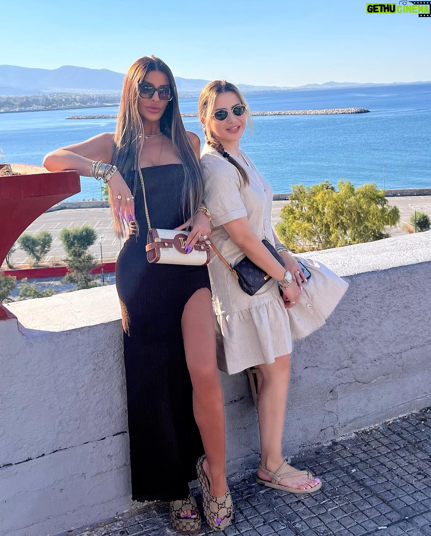 Tuğçe Özbudak Instagram - Ahiretliğimle yunanistan’ı fethettik şimdi Fransa düşünsün😂 En iyi arkadaşla en güzel tatil🙌🏽💙🏛️🇬🇷 @yaseminsoyseckinatila
