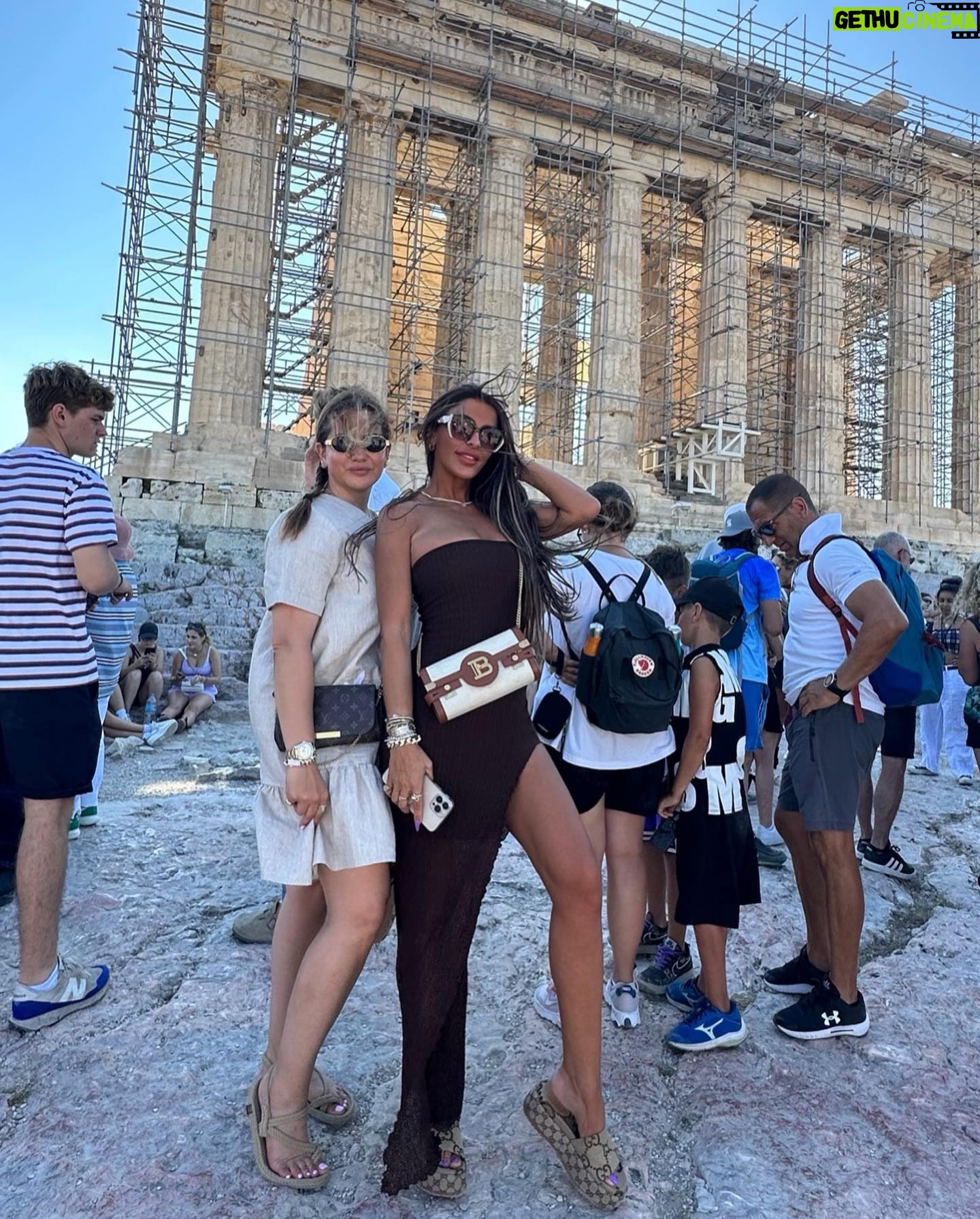 Tuğçe Özbudak Instagram - Ahiretliğimle yunanistan’ı fethettik şimdi Fransa düşünsün😂 En iyi arkadaşla en güzel tatil🙌🏽💙🏛️🇬🇷 @yaseminsoyseckinatila