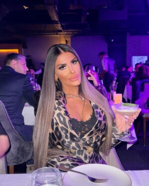 Tuğçe Özbudak Instagram - Hayattaki en harika şeyleri yaratıyorum, kendime çekiyorum ve kabul ediyorum🙌🏽