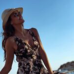 Tuğba Melis Türk Instagram - Yaşadıklarımdan öğrendiğim bir şey var: Yaşadın mı, yoğunluğuna yaşayacaksın bir şeyi Sevgilin bitkin kalmalı öpülmekten Sen bitkin düşmelisin koklamaktan bir çiçeği İnsan saatlerce bakabilir gökyüzüne Denize saatlerce bakabilir, bir kuşa, bir çocuğa Yaşamak yeryüzünde, onunla karışmaktır Kopmaz kökler salmaktır oraya Kucakladın mı sımsıkı kucaklayacaksın arkadaşını Kavgaya tüm kaslarınla, gövdenle, tutkunla gireceksin Ve uzandın mı bir kez sımsıcak kumlara Bir kum tanesi gibi, bir yaprak gibi, bir taş gibi dinleneceksin İnsan bütün güzel müzikleri dinlemeli alabildiğine Hem de tüm benliği seslerle, ezgilerle dolarcasına İnsan balıklama dalmalı içine hayatın Bir kayadan zümrüt bir denize dalarcasına Uzak ülkeler çekmeli seni, tanımadığın insanlar Bütün kitapları okumak, bütün hayatları tanımak arzusuyla yanmalısın Değişmemelisin hiç bir şeyle bir bardak su içmenin mutluluğunu Fakat ne kadar sevinç varsa yaşamak özlemiyle dolmalısın Ve kederi de yaşamalısın, namusluca, bütün benliğinle Çünkü acılar da, sevinçler gibi olgunlaştırır insanı Kanın karışmalı hayatın büyük dolaşımına Dolaşmalı damarlarında hayatın sonsuz taze kanı Yaşadıklarımdan öğrendiğim bir şey var: Yaşadın mı büyük yaşayacaksın, ırmaklara,göğe,bütün evrene karışırcasına Çünkü ömür dediğimiz şey, hayata sunulmuş bir armağandır Ve hayat, sunulmuş bir armağandır insana Ataol Behramoglu🍁