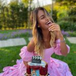 Tuğba Melis Türk Instagram - Kahkahalarıma hep nicelerini eklemek istedim. Ekledim de... Böyle büyüdüm ben , mutluluk hep içimde , özüm de oldu benim. Hayatı hep doya doya yasadım. Yapılacaklar listeme hep bir yenisini ekleyip, yapabildiklerime de hep bir tik atıp listemden eksilttim. Bir sürü güzel insanlar biriktirdim hayatım da, gittiğim yerleri de elimden geldiğince güzelleştirmeyi de ihmal etmedim. Aslında küçücük guzel bir an bile insanı mutlu etmeye yetmezmi ki zaten . Saglık ve huzur değil mi en önemli olan. Şimdi bugunden sonra , daha nice güzellikleri yaşamak için bir dilek tuttum, kapadım gözlerimi, saclarımı rüzgarın esintisine bıraktım. Ve şükrettim bugünüme ve bundan sonra ki yaşanacak olan herseye... Bu günümde de beni ben yapan gecmişte ki acı tatlı herseye de tesekkür ettim. 💜🧚🏽‍♀️ #7Eylül