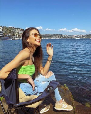 Tuğba Melis Türk Instagram - A smile suits every style of clothes😊🌈
