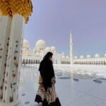 Tuğba Melis Türk Instagram - En huzurlu hissettigim anlardan biriydi💫🙏🏻💙 #abudhabi #sheikhzayedmosque