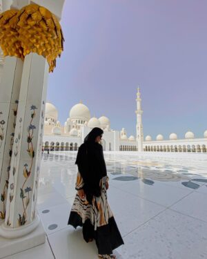 Tuğba Melis Türk Instagram - En huzurlu hissettigim anlardan biriydi💫🙏🏻💙 #abudhabi
#sheikhzayedmosque