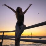 Tuğba Melis Türk Instagram - İstanbul`u dinliyorum, gözlerim kapalı; Bir kuş çırpınıyor eteklerinde; Alnın sıcak mı, değil mi, biliyorum; Dudakların ıslak mı, değil mi, biliyorum; Beyaz bir ay doğuyor fıstıkların arkasından Kalbinin vuruşundan anlıyorum; İstanbul`u dinliyorum. 🦋 Orhan Veli Kanik