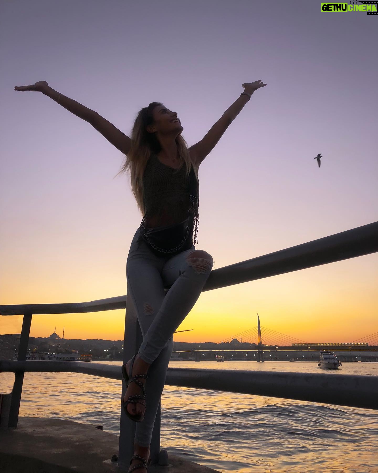 Tuğba Melis Türk Instagram - İstanbul`u dinliyorum, gözlerim kapalı; Bir kuş çırpınıyor eteklerinde; Alnın sıcak mı, değil mi, biliyorum; Dudakların ıslak mı, değil mi, biliyorum; Beyaz bir ay doğuyor fıstıkların arkasından Kalbinin vuruşundan anlıyorum; İstanbul`u dinliyorum. 🦋 Orhan Veli Kanik