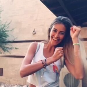 Tuğba Melis Türk Instagram - Her ne olursa olsun, yuzunuz de hep gulucukler olsun. Hayat yasama deger. Ilk once kendi kendinize mutlu olun , gerisi olur zaten. 🤗😜