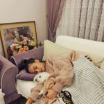 Tuğba Melis Türk Instagram - Bu fotografa kalbimi bırakıyorum❤️ #huzur uzun zamandır bu kadar tatlı tatlı uykuya dalmamıştım💜 @j.r.alvinnn miniğim seni çok seviyorum🐾