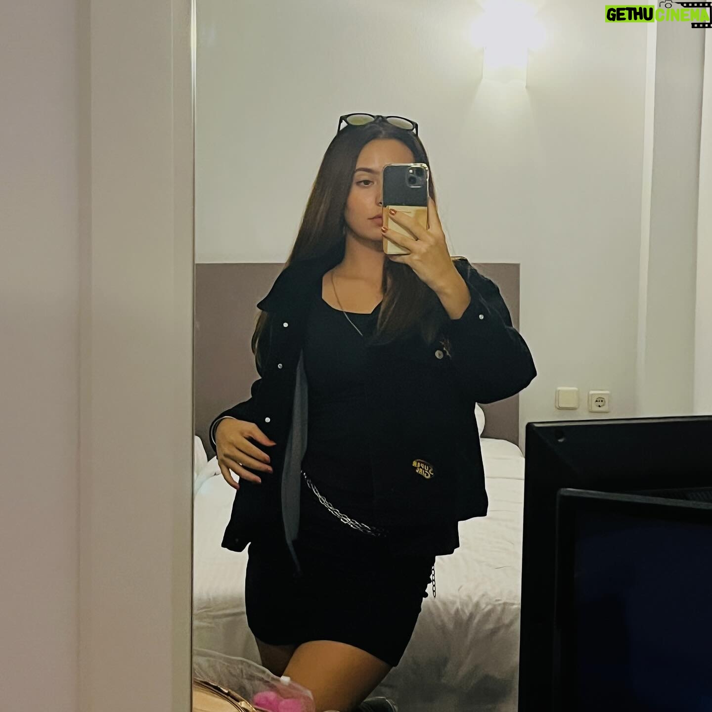 Tuana Naz Tiryaki Instagram - Tek gitme sıkılırsın diyenler.. Seviyorum bu hayatı 🌝