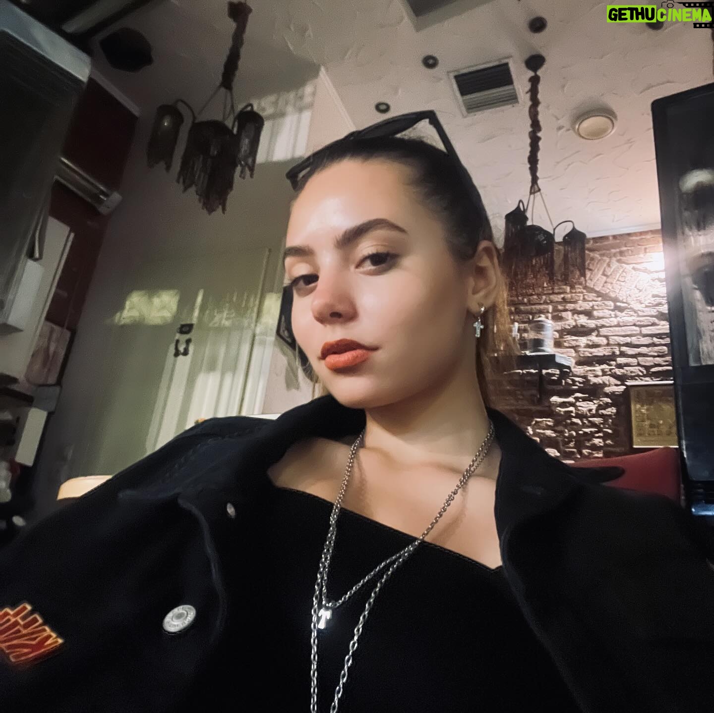 Tuana Naz Tiryaki Instagram - Tek gitme sıkılırsın diyenler.. Seviyorum bu hayatı 🌝