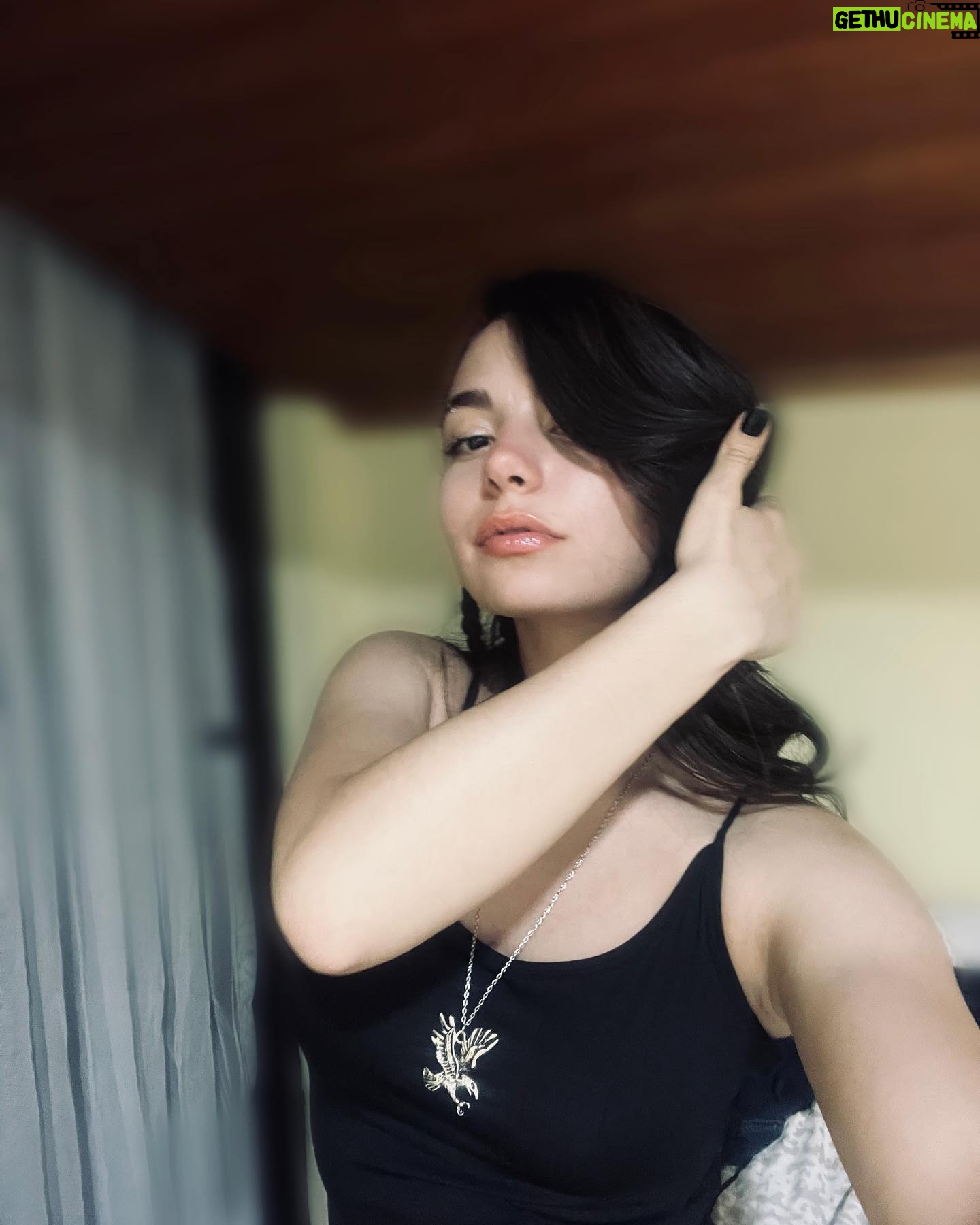 Tuana Naz Tiryaki Instagram - sizin için aşkın saati kaçtır ? 🥂🧸