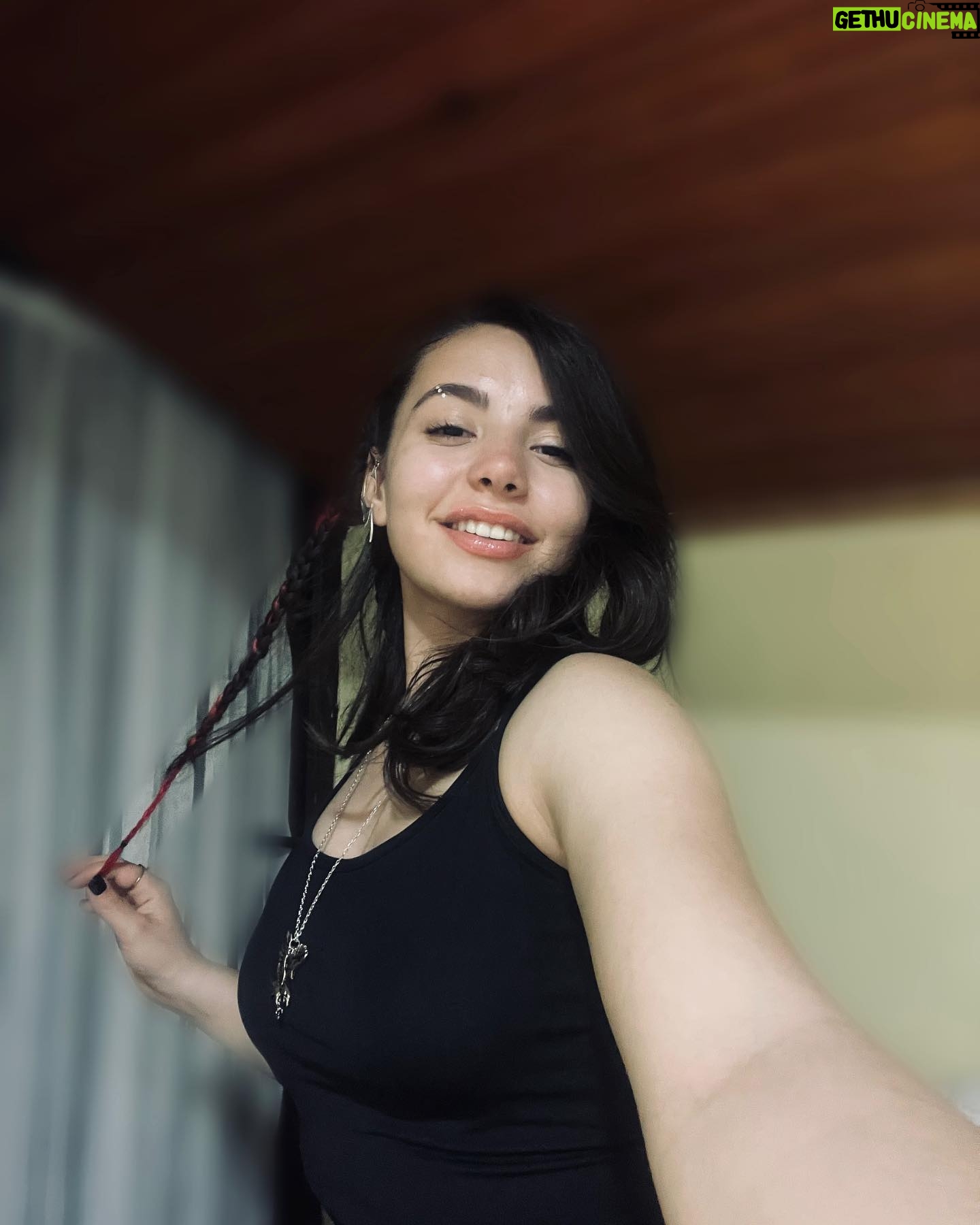 Tuana Naz Tiryaki Instagram - sizin için aşkın saati kaçtır ? 🥂🧸
