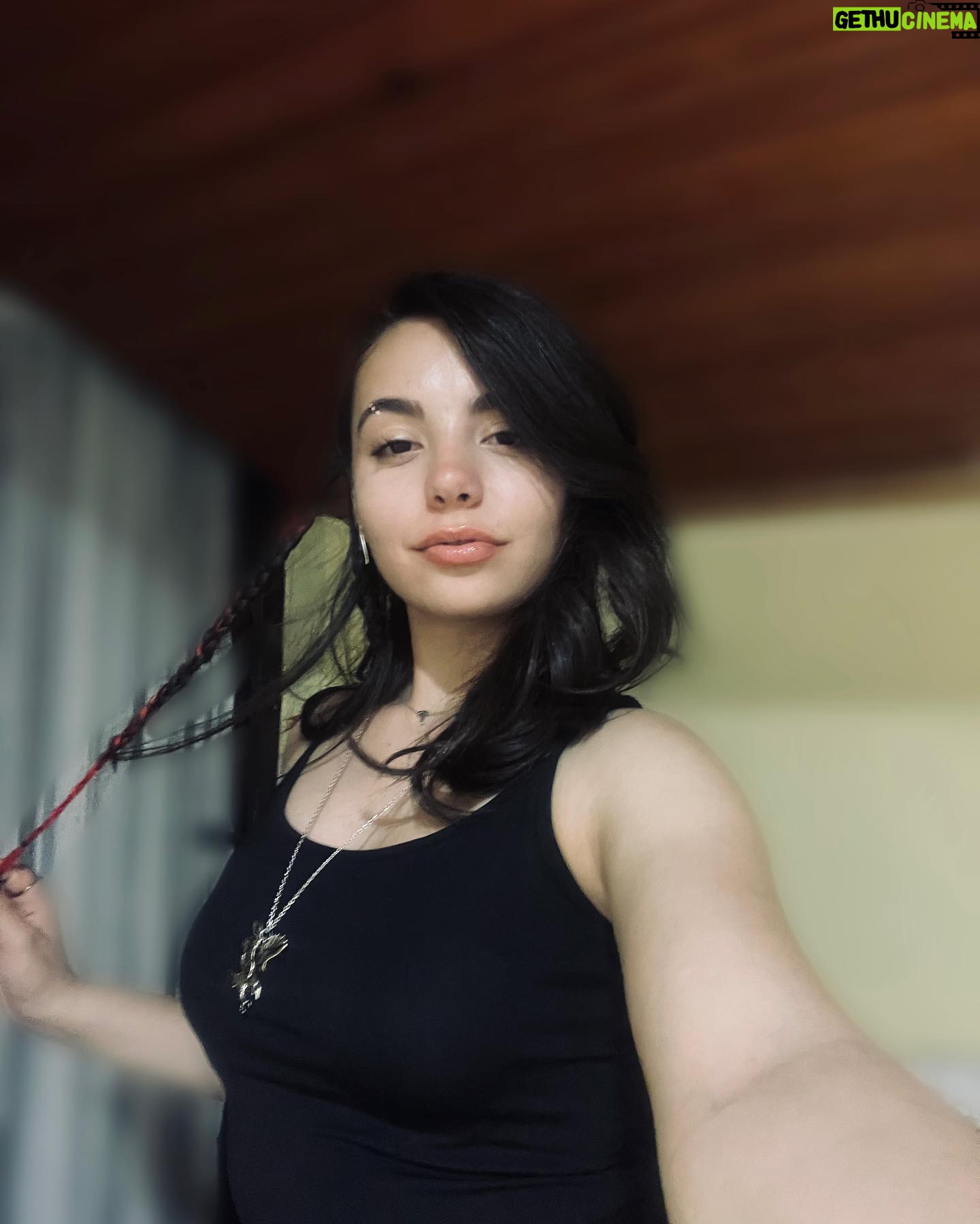 Tuana Naz Tiryaki Instagram - sizin için aşkın saati kaçtır ? 🥂🧸