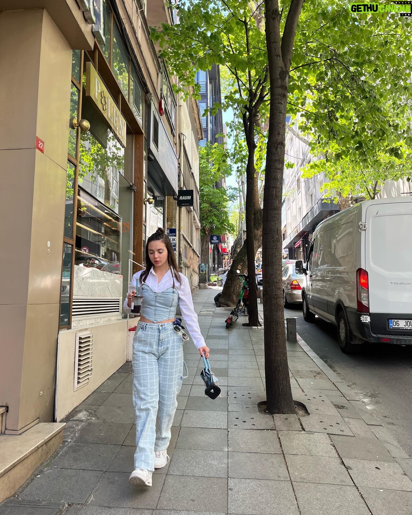 Tuana Naz Tiryaki Instagram - Canım mavi boncuk falan değil asıl mesele kahve. ☕️🥂