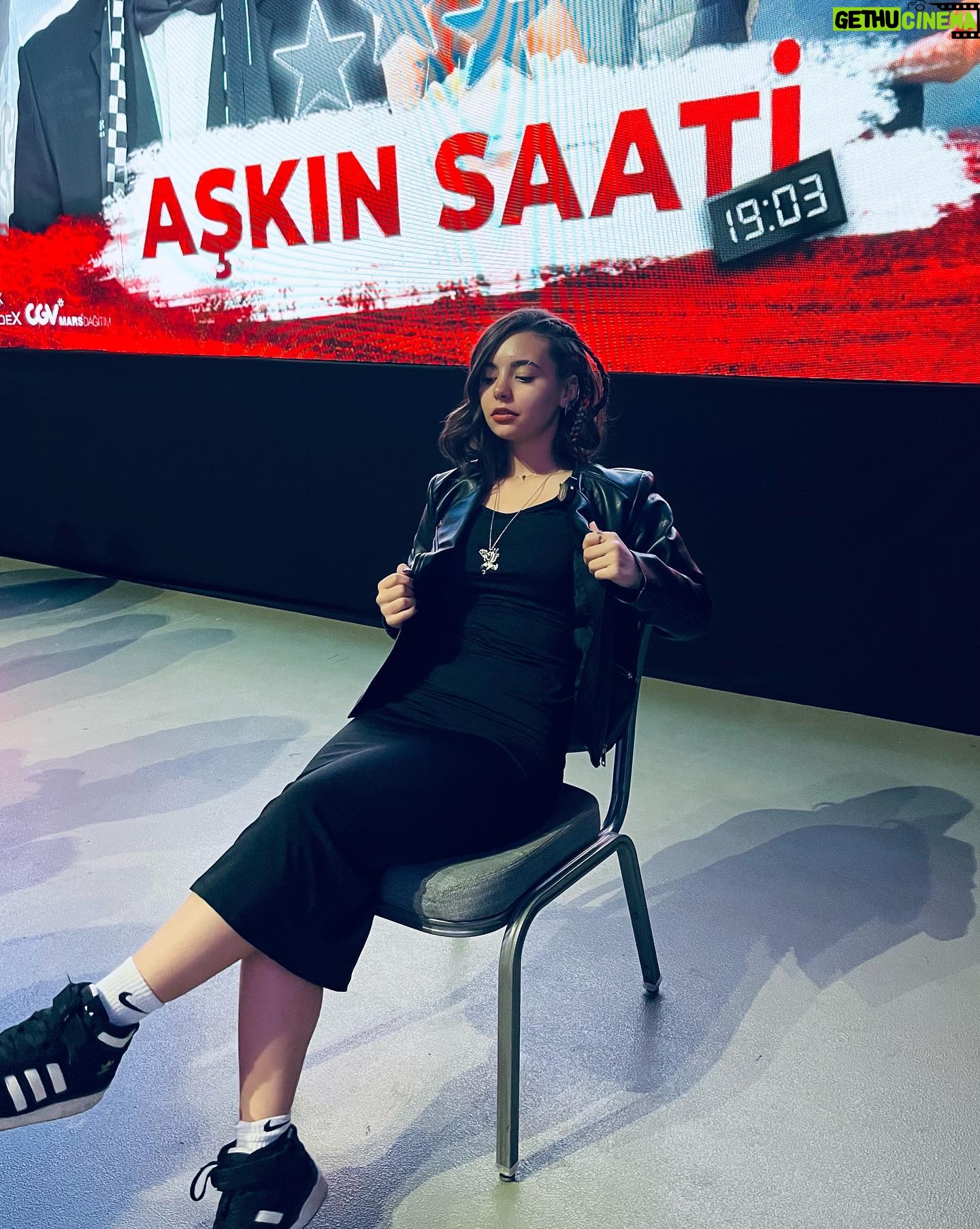 Tuana Naz Tiryaki Instagram - sizin için aşkın saati kaçtır ? 🥂🧸