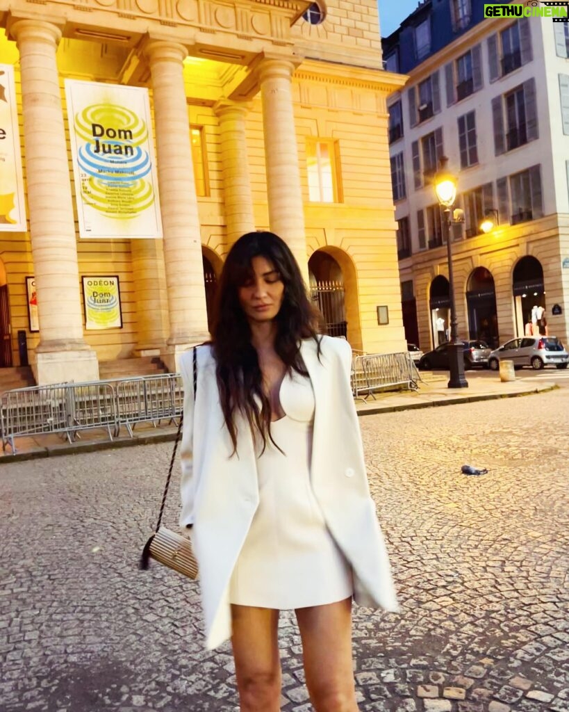 Tuba Büyüküstün Instagram - I am here to listen if you’re ready to talk.. and then i will tell you a story if you’re willing to be here to look into my eyes.. From a nice evening.. #paris #darkblueandmoonlight #white 🤍with my favorite white coat..