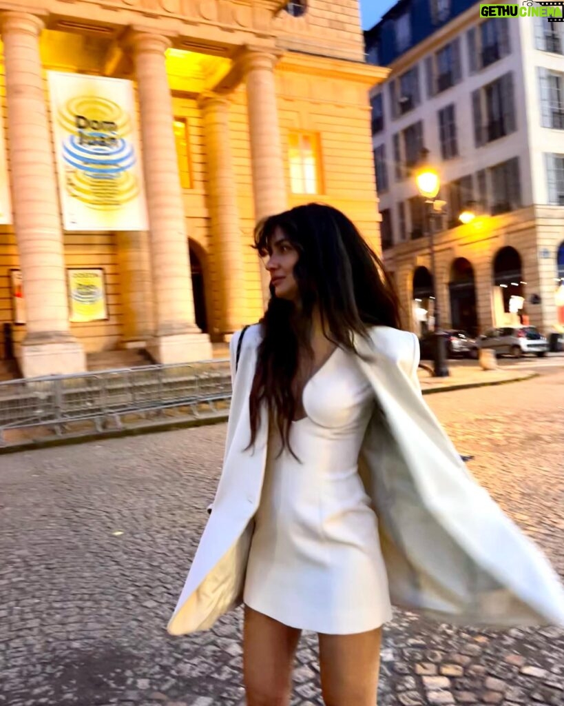 Tuba Büyüküstün Instagram - I am here to listen if you’re ready to talk.. and then i will tell you a story if you’re willing to be here to look into my eyes.. From a nice evening.. #paris #darkblueandmoonlight #white 🤍with my favorite white coat..