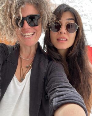 Tuba Büyüküstün Instagram - Mavi, kırmızı ve beyaz bir Bodrum gününden.. denizden esen tuz kokusu.. 🤍🕊️